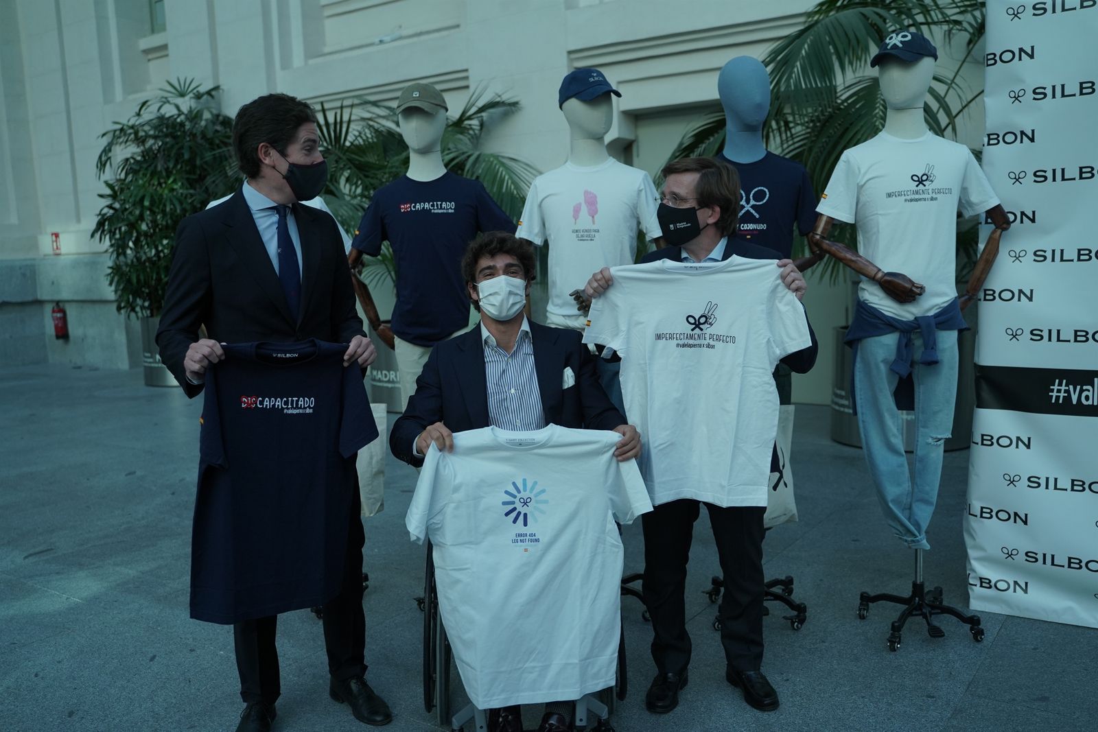 Momento del acuerdo entre Silbon y Caverzaschi, en presencia del alcalde de Madrid.