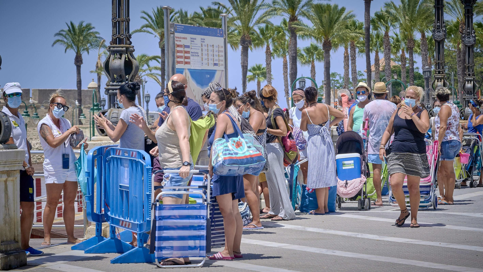 Imágenes inéditas en La Caleta con colas para entrar al completarse el aforo