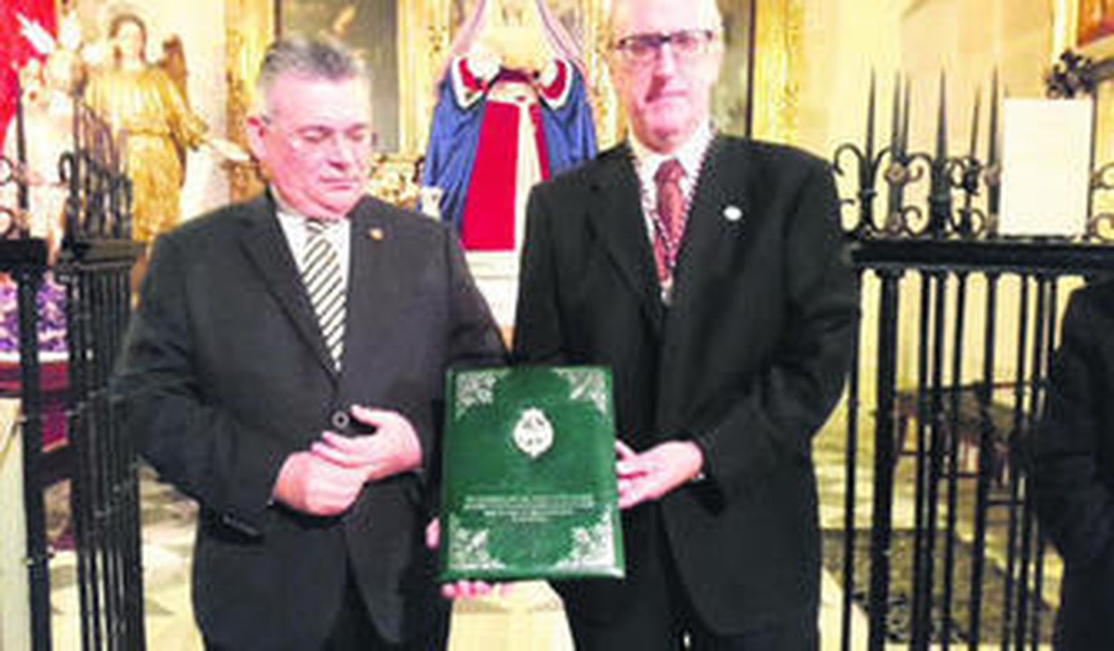 El pregonero recogiendo las pastas de manos del Hermano Mayor.