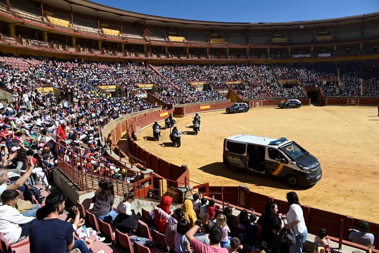 La exhibición de la Policía Nacional en la plaza de toros de Córdoba, en imágenes