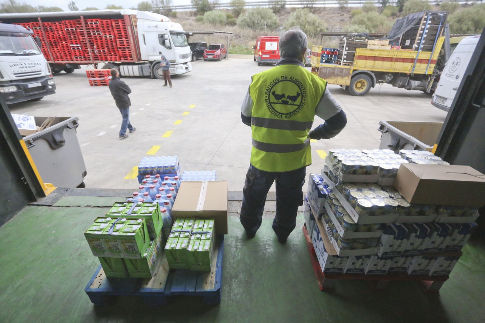 Trabajadores en la nave de Bancosol del Polígono Industrial Trévenez.