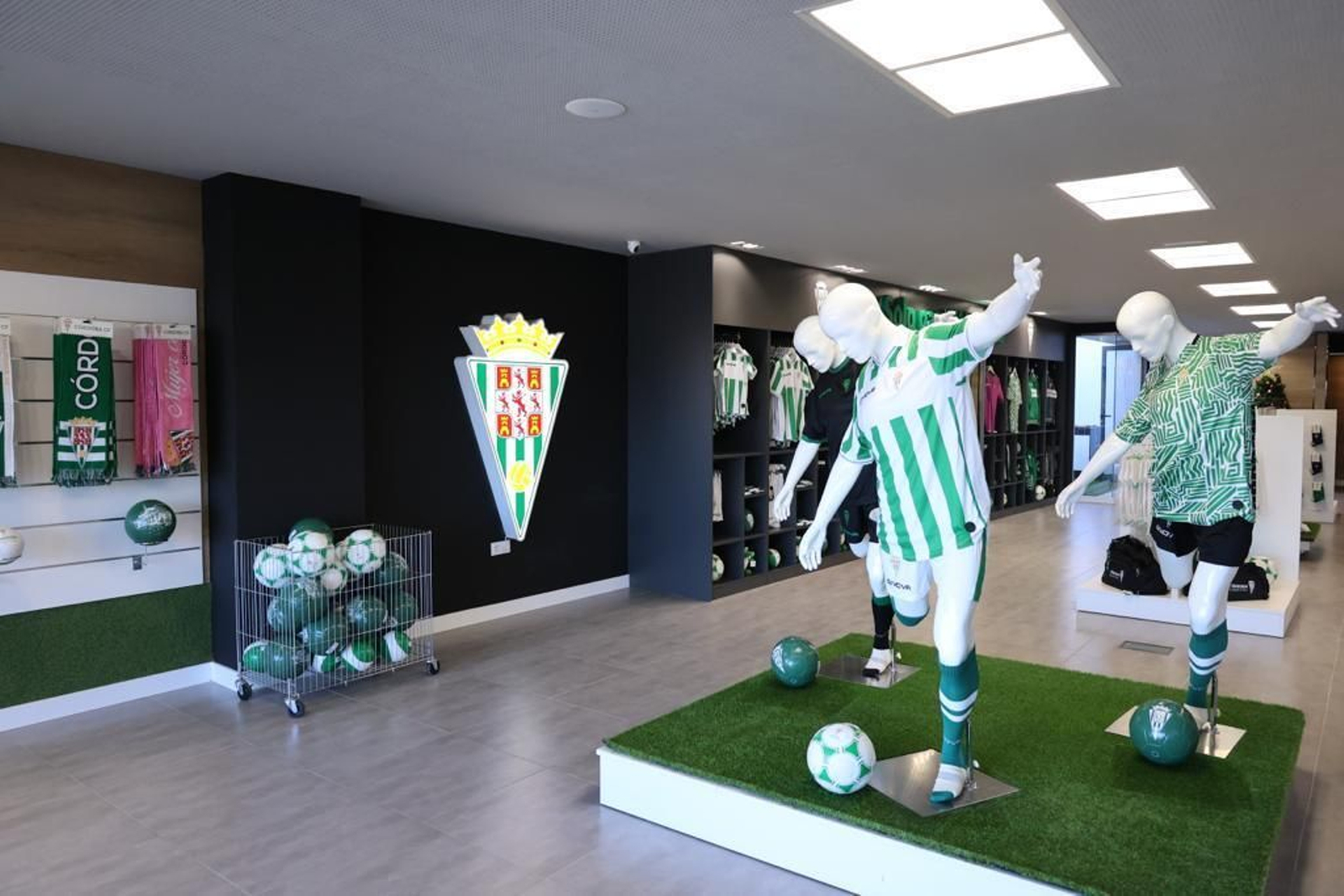La reapertura de la tienda del Córdoba CF en El Arcángel, en imágenes