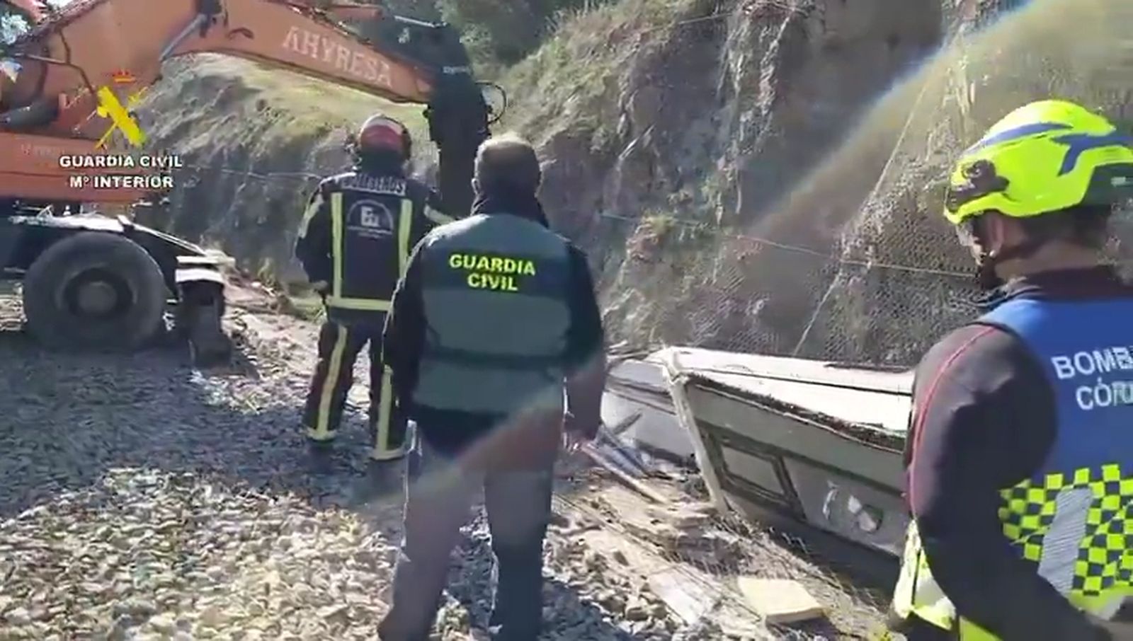 De esta forma están cortando el vagón del Alvia del accidente ferroviario en Adamuz