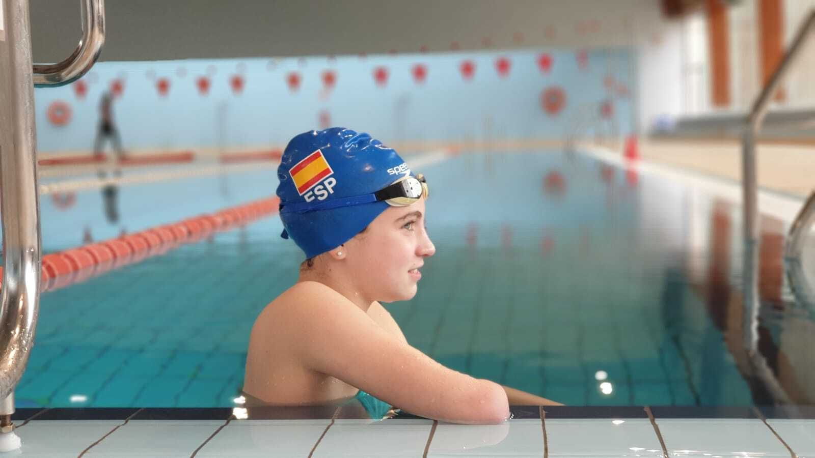 La joven ucraniana, afincada en Vícar, en la piscina mostrando la articulación que le falta: antebrazo y mano derecha.