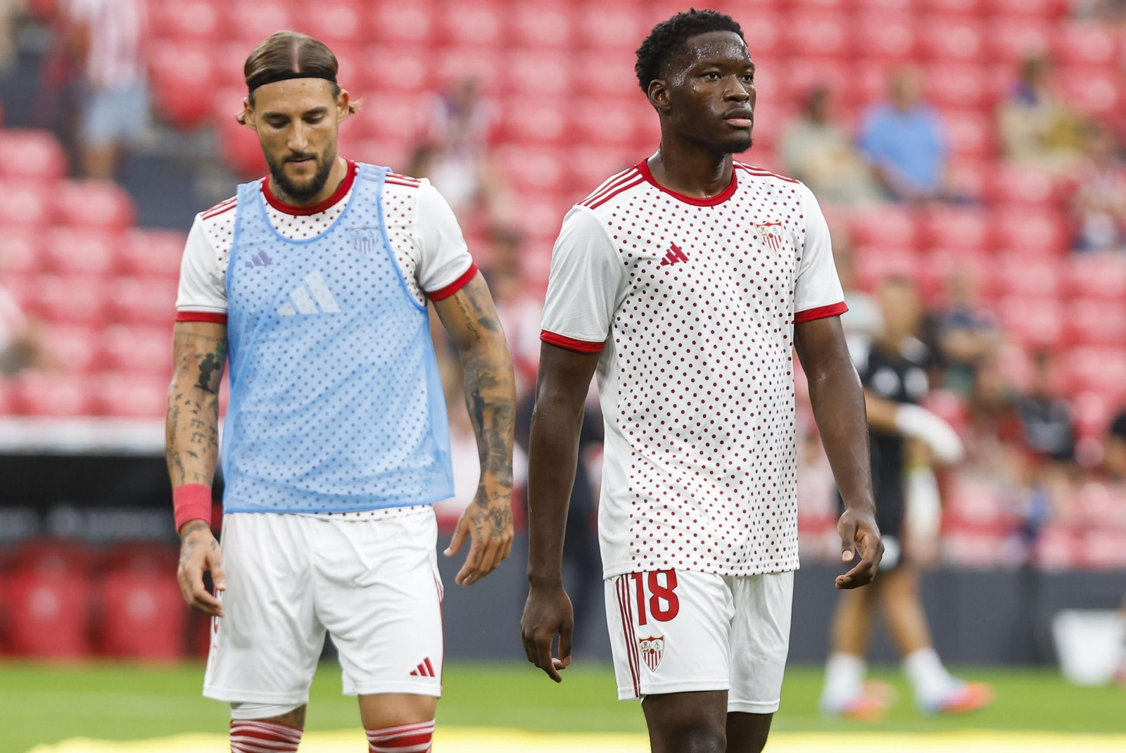 Gudelj y Agoumé, en el calentamiento del partido ante el Athletic en San Mamés.