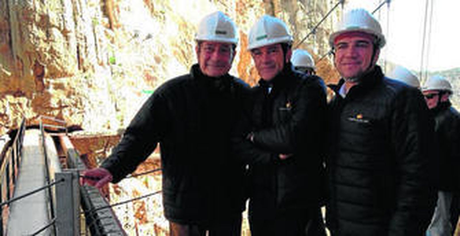 De la Torre, Banderas y Bendodo, ayer, en el Caminito del Rey.