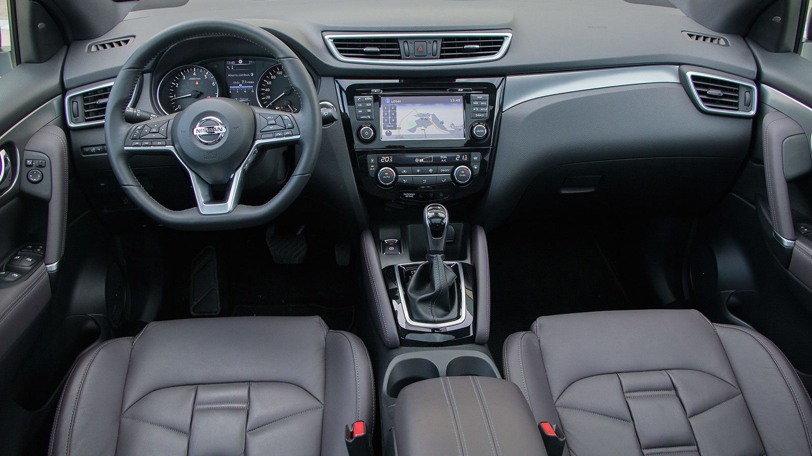 Al interior, eso sí, se le nota el paso del tiempo por el elevado número de botones.