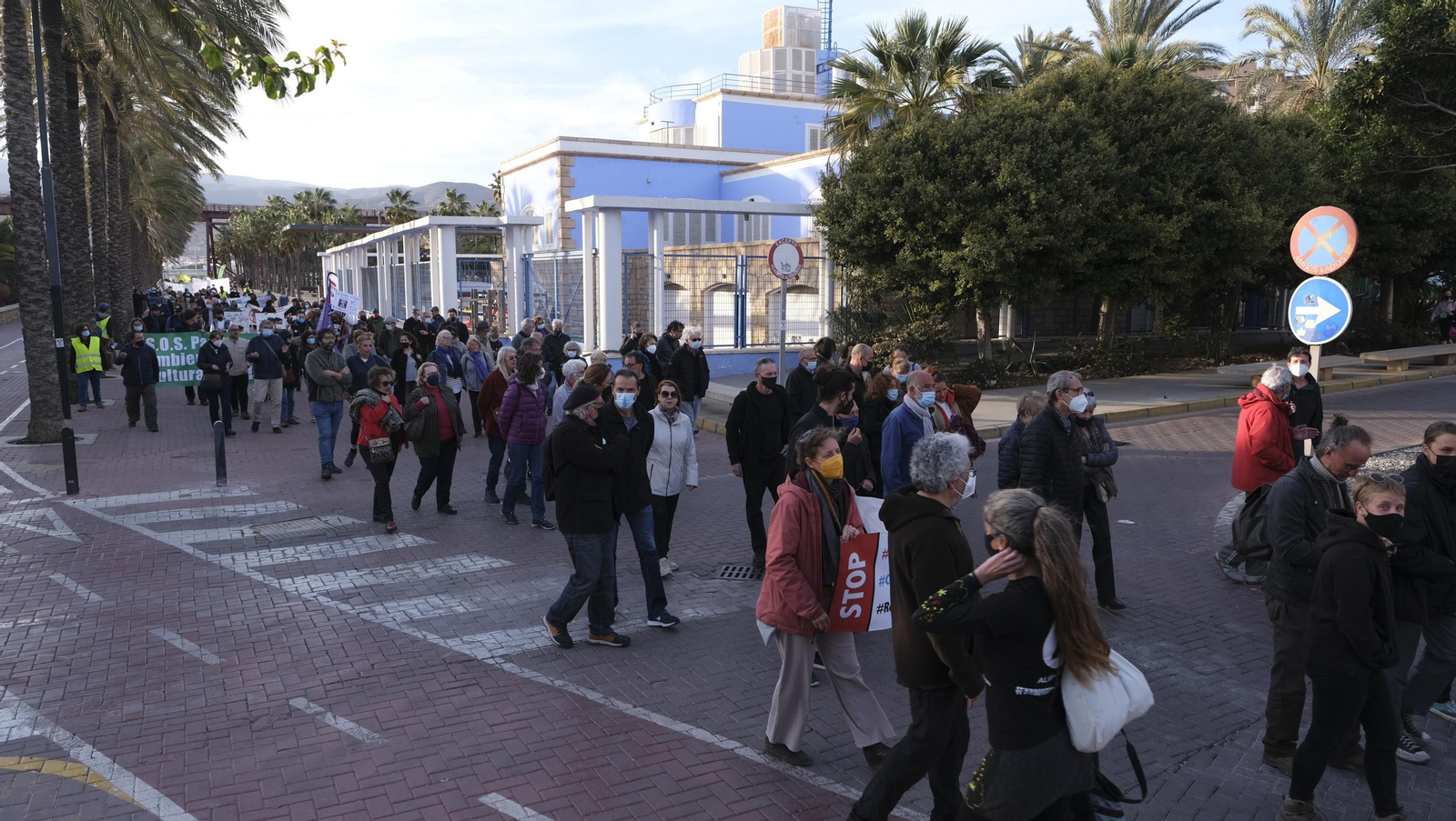 Fotogalería manifestación a favor de energías renovables ordenadas. Almería