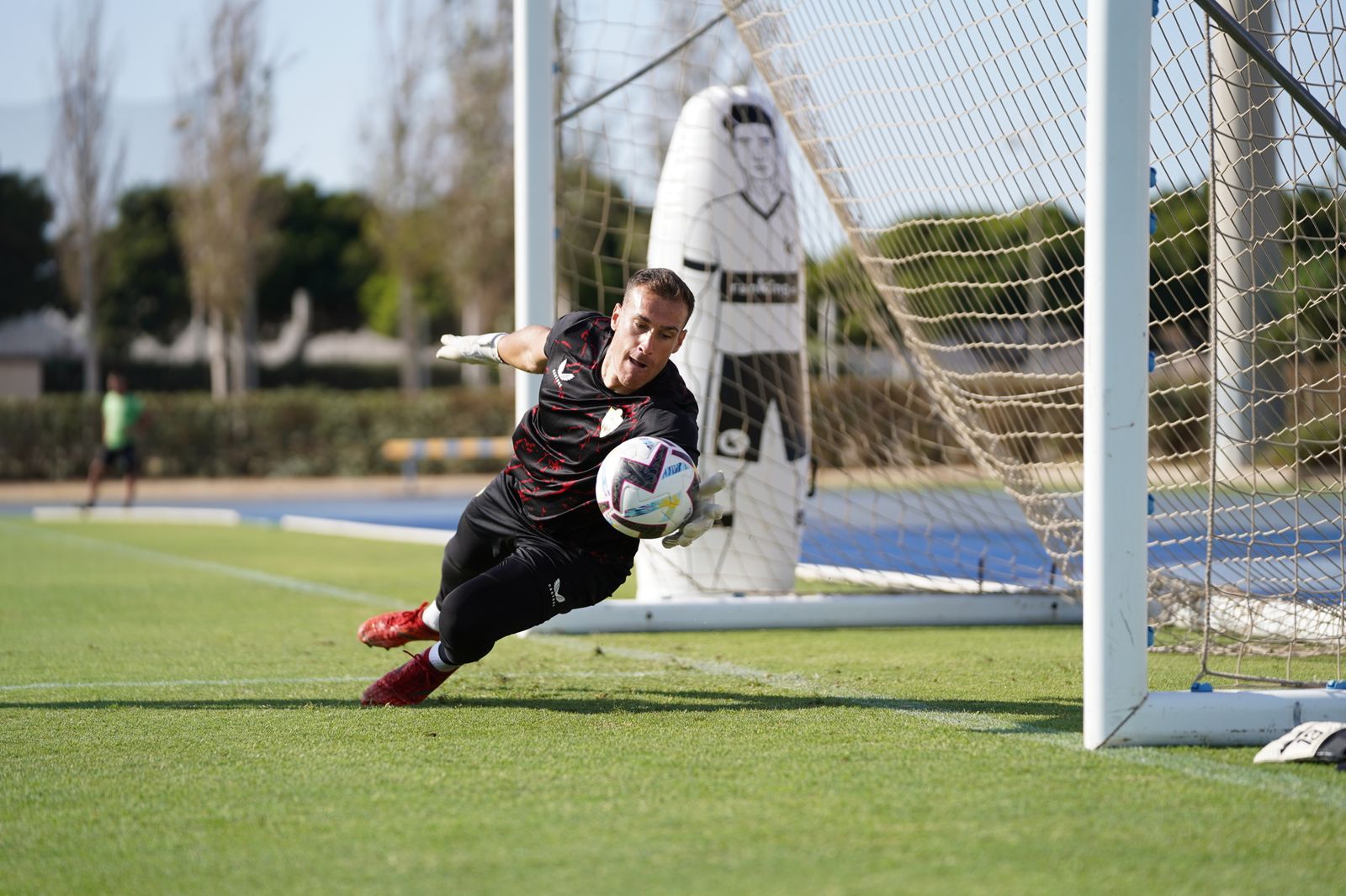 Plástica estirada del arquero murciano durante un entrenamiento en el Anexo