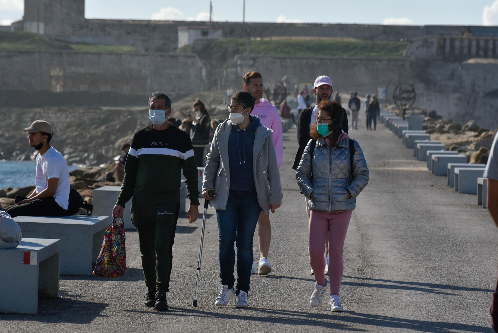 Varias personas pasean por Tarifa.