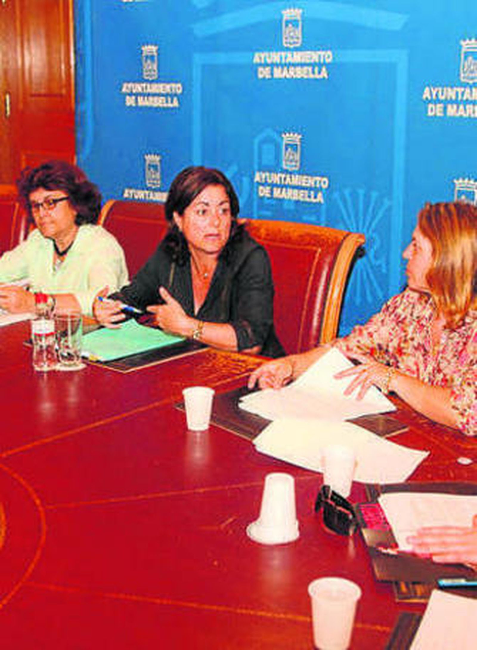 Alicia Jiménez con comerciantes.