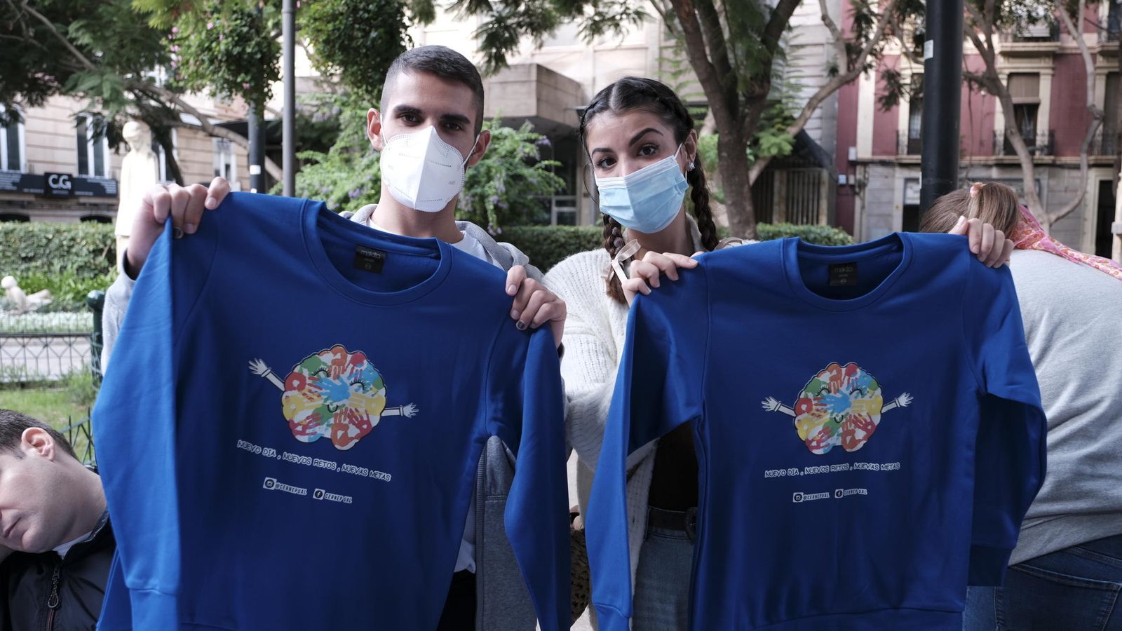 Merchandising de CerNep con la imagen de  un cerebro que tiene las manos de cada uno de los usuarios del centro de día.