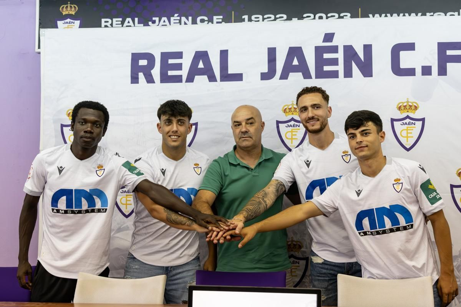 Los cuatro fichajes presentados hoy, junto a José Antonio Presa 'Puskas'.