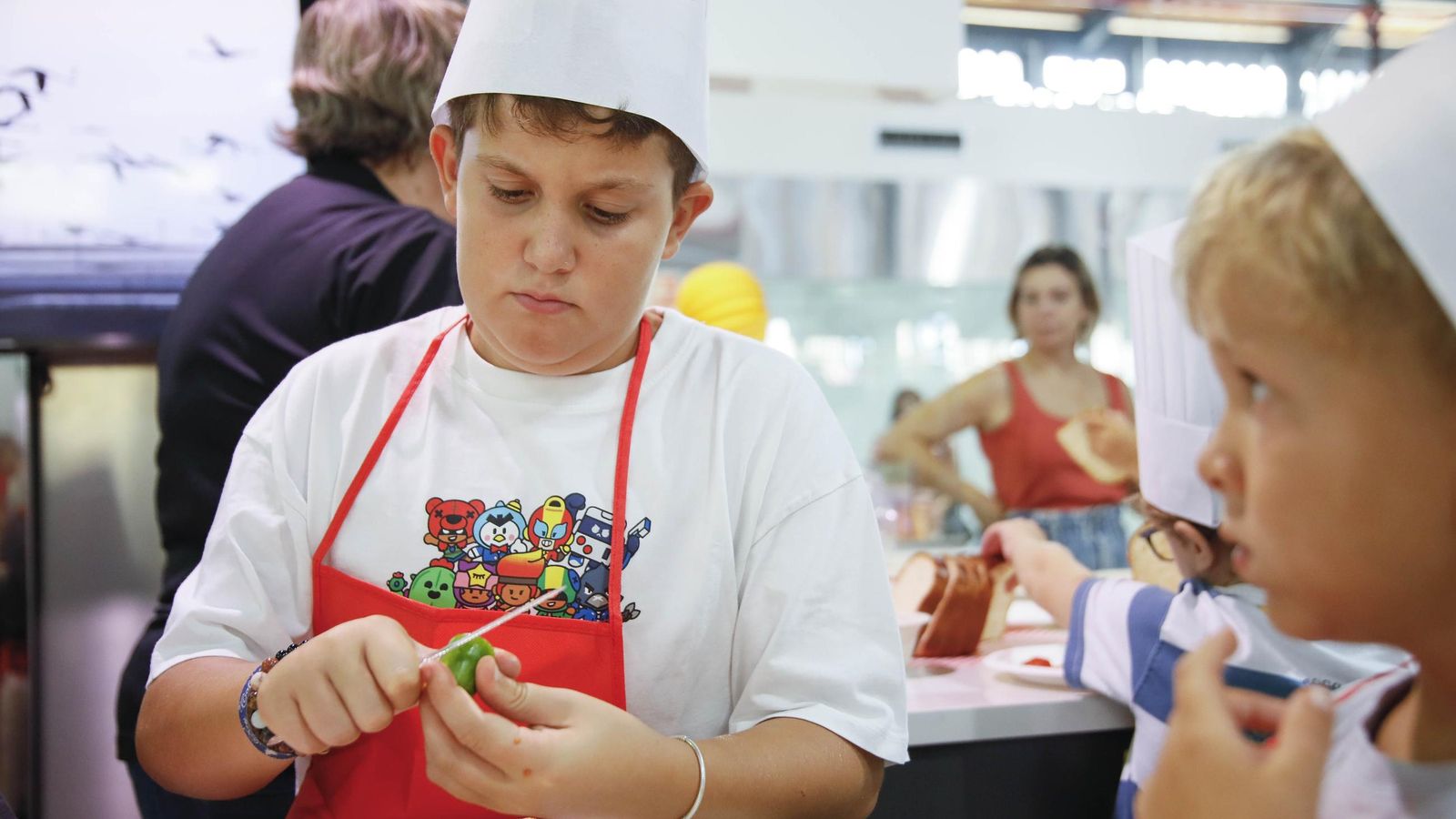 Las imágenes del taller infantil de cocina en el mercado de Almería