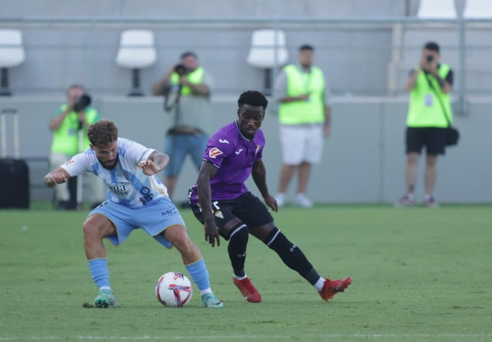 Las mejores fotos del ambiente en el Municipal de La Línea para el Málaga - Córdoba CF