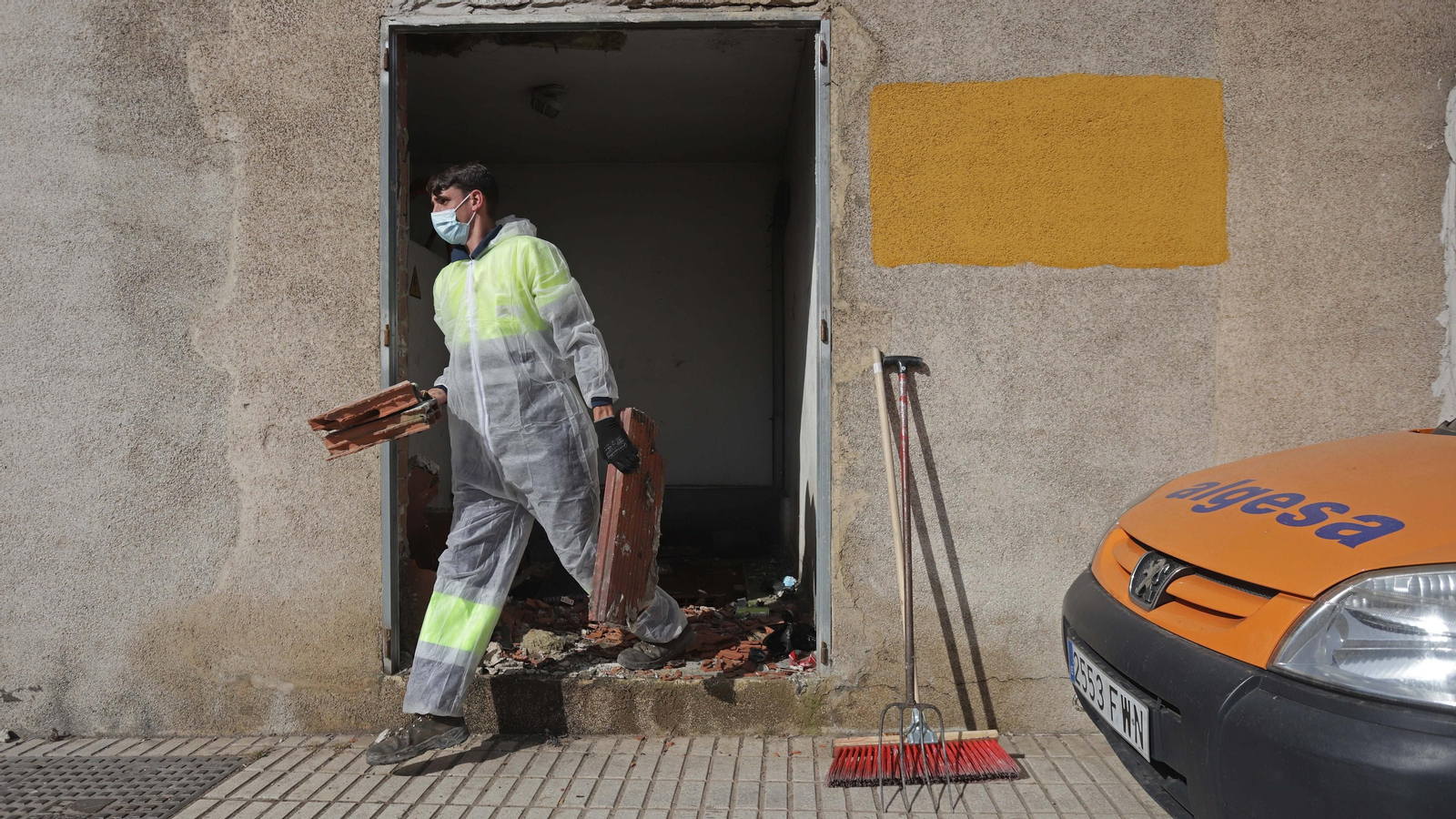 Fotos de las tareas de limpieza del edificio okupa en El Secano
