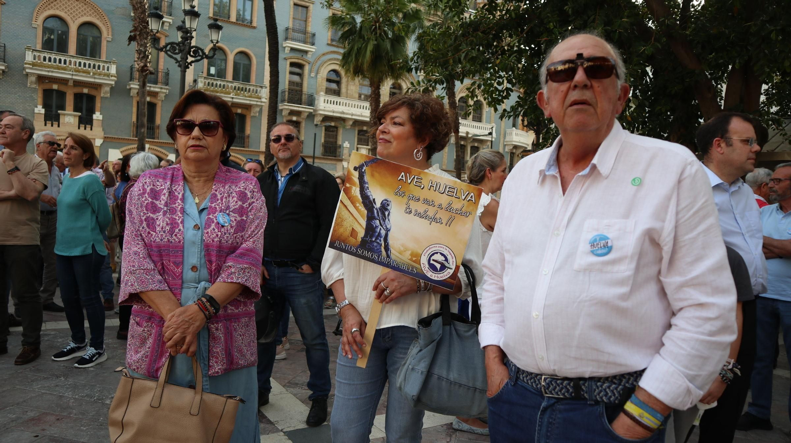 Imágenes de la concentración por las infraestructuras para Huelva