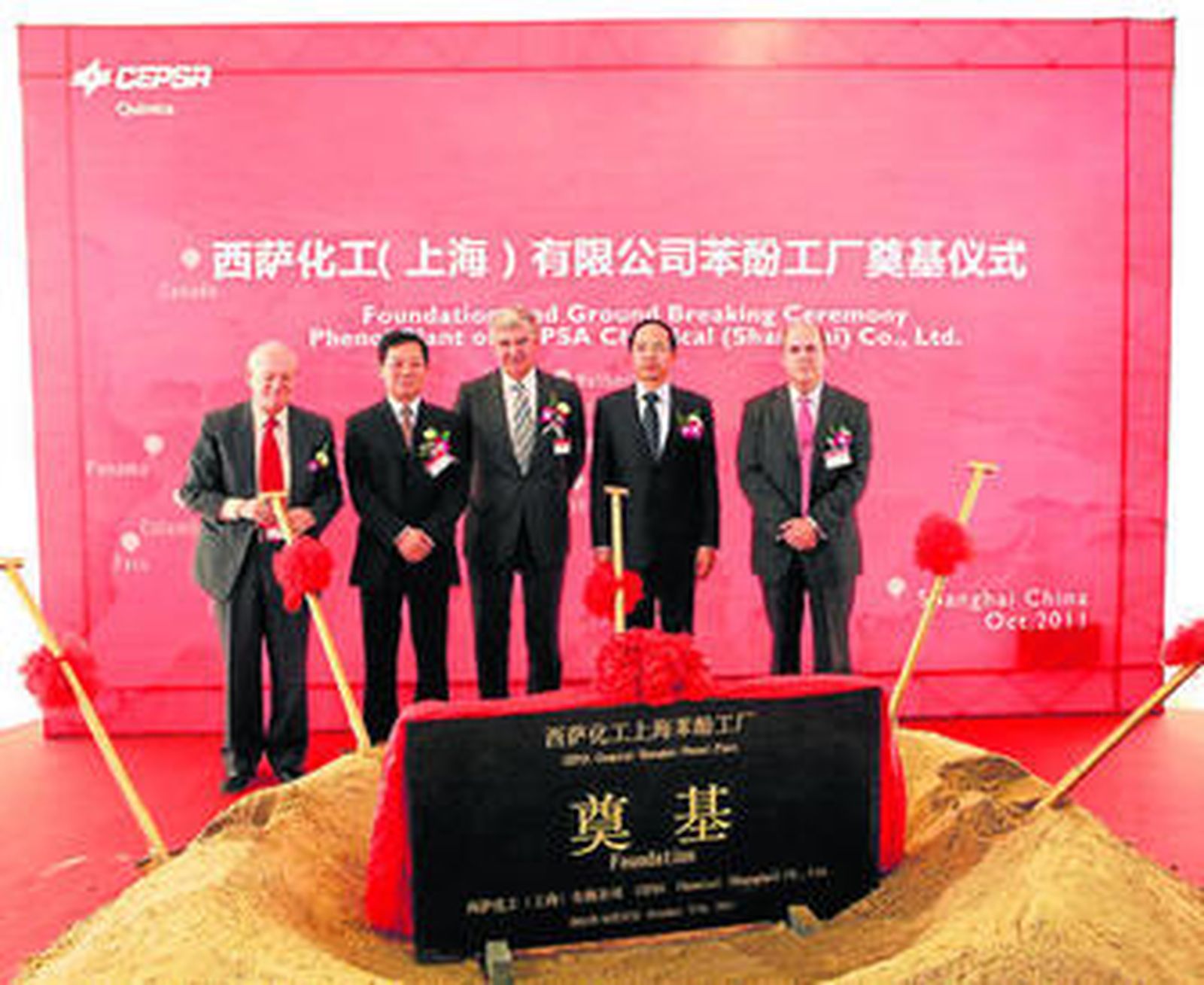 Un momento del acto protocolario de puesta de la primera piedra de la factoría, ayer en China.