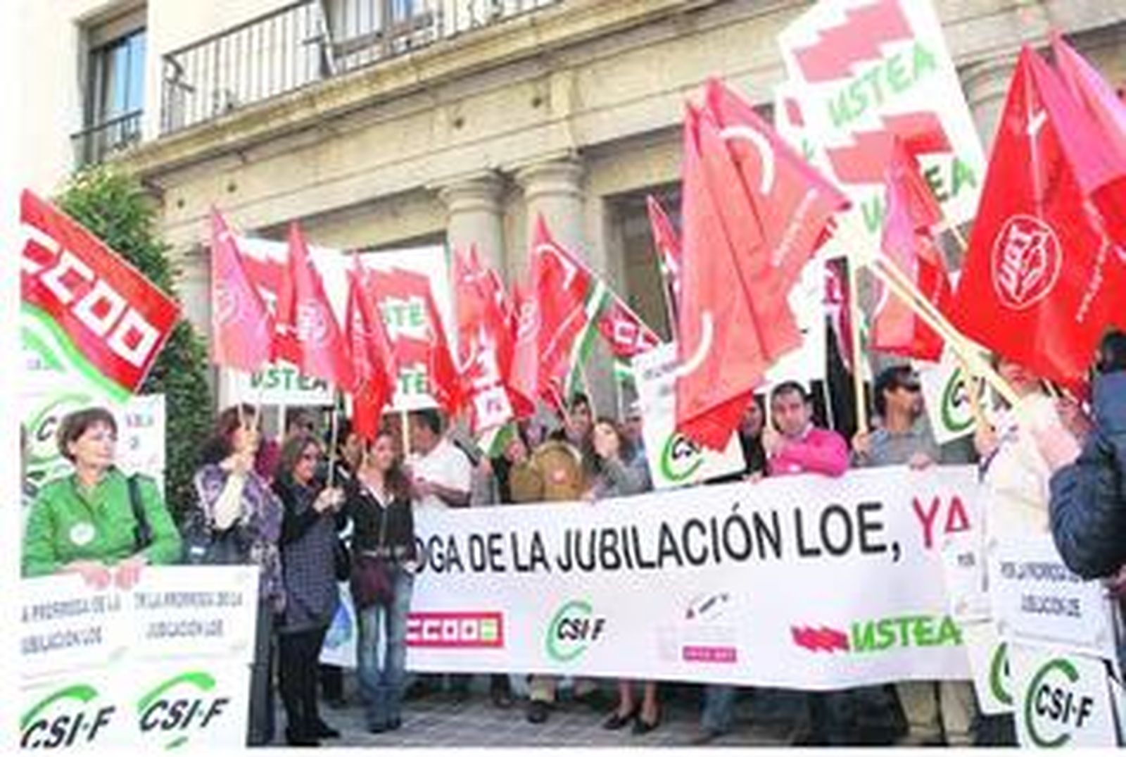 La manifestación de profesores se concentró ayer ante las puertas de la Subdelegación del Gobierno.