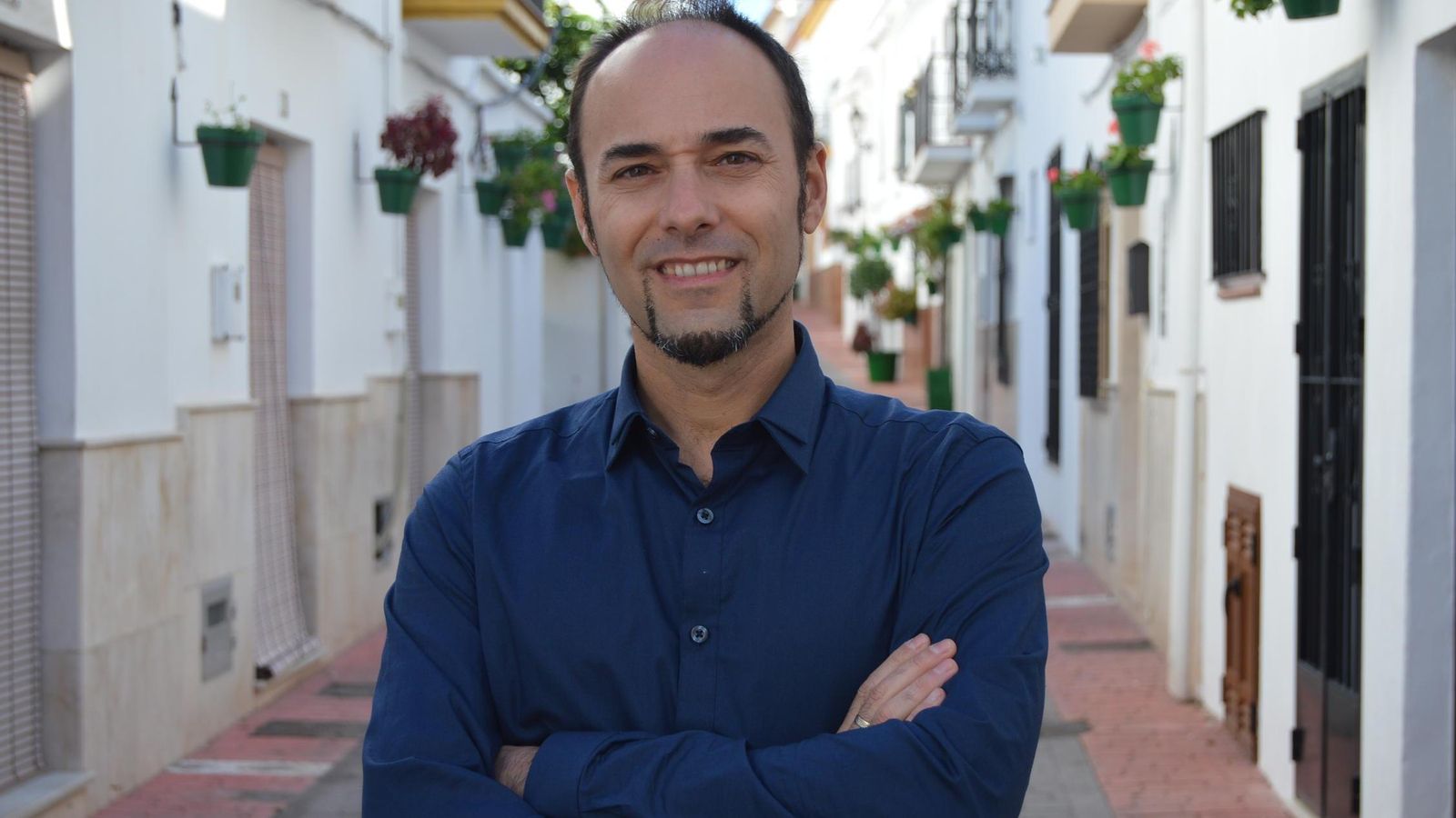 El ingeniero informático posa en las calles de Estepona.