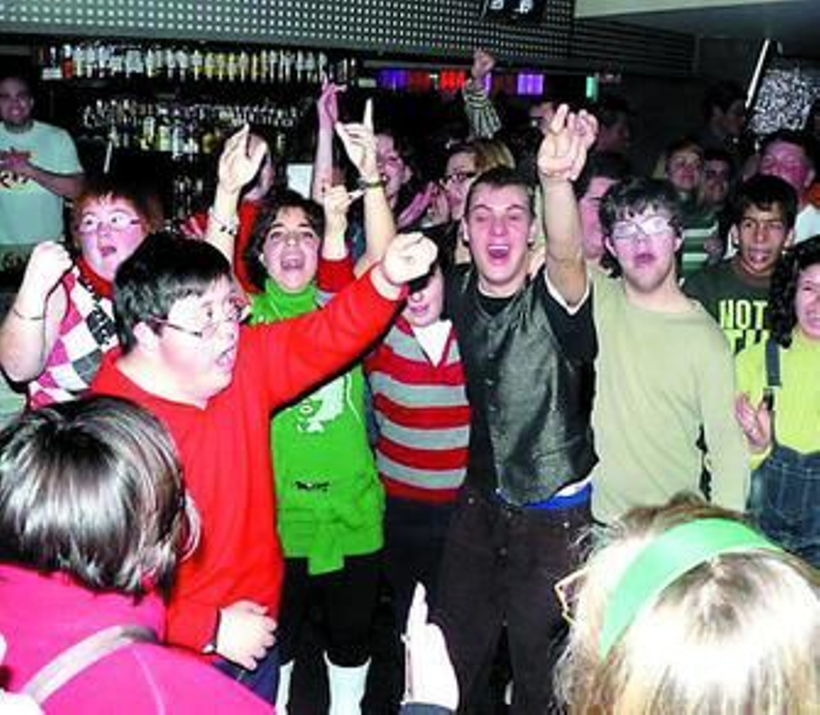 Chavales y voluntarios de A Toda Vela disfrutan de una noche de diversión.