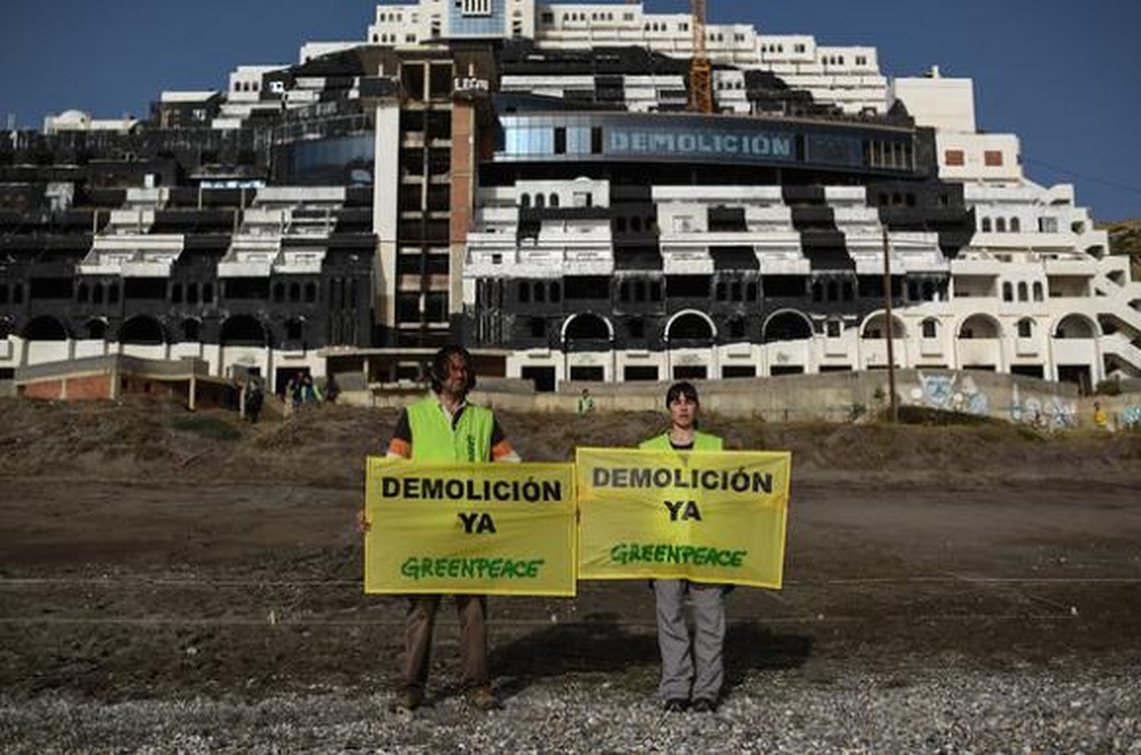 Activistas de Greenpeace frente al hotel de Carboneras.
