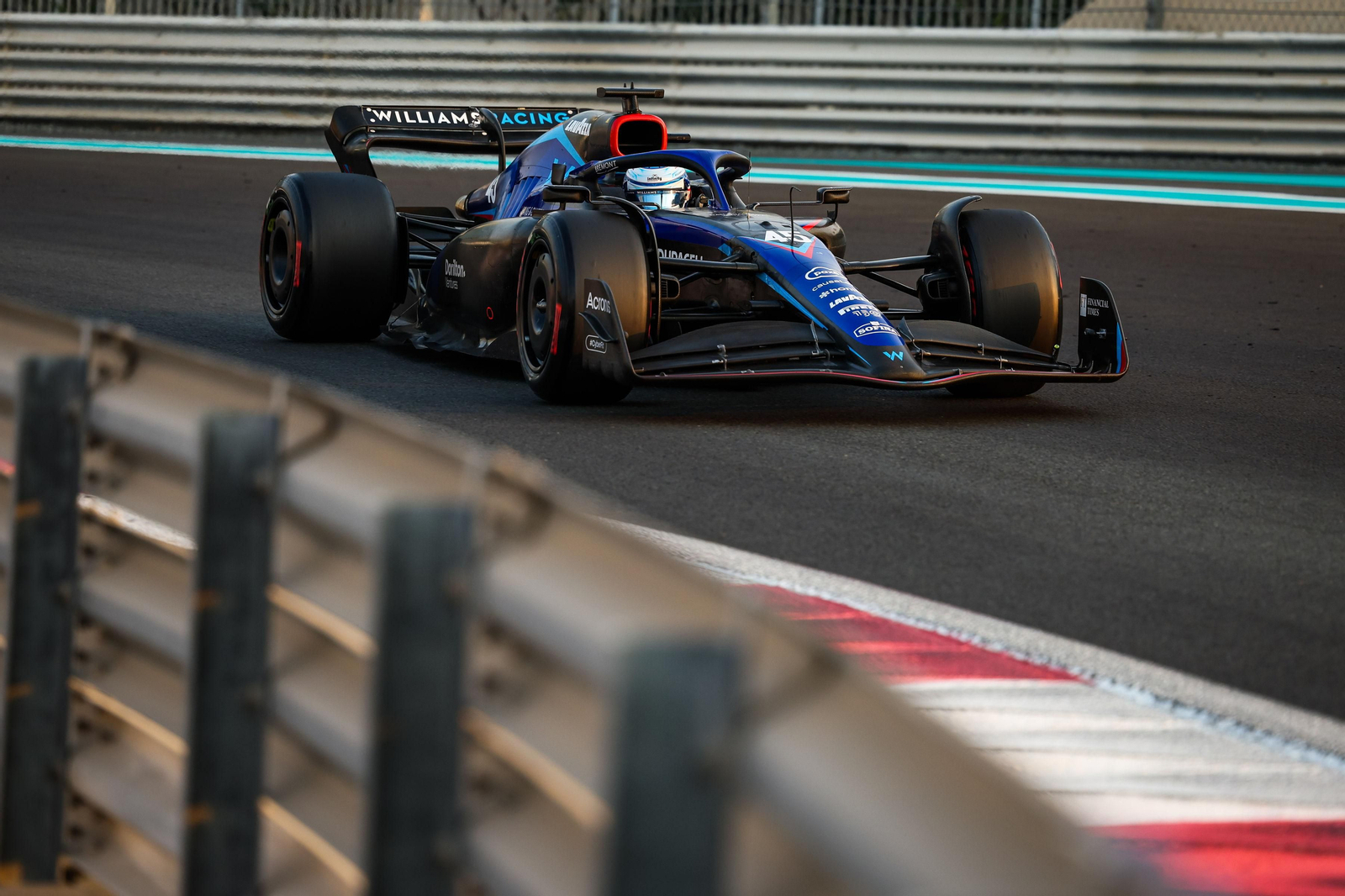 Las escuderías de  Fórmula uno se prueban tras el fin de temporada