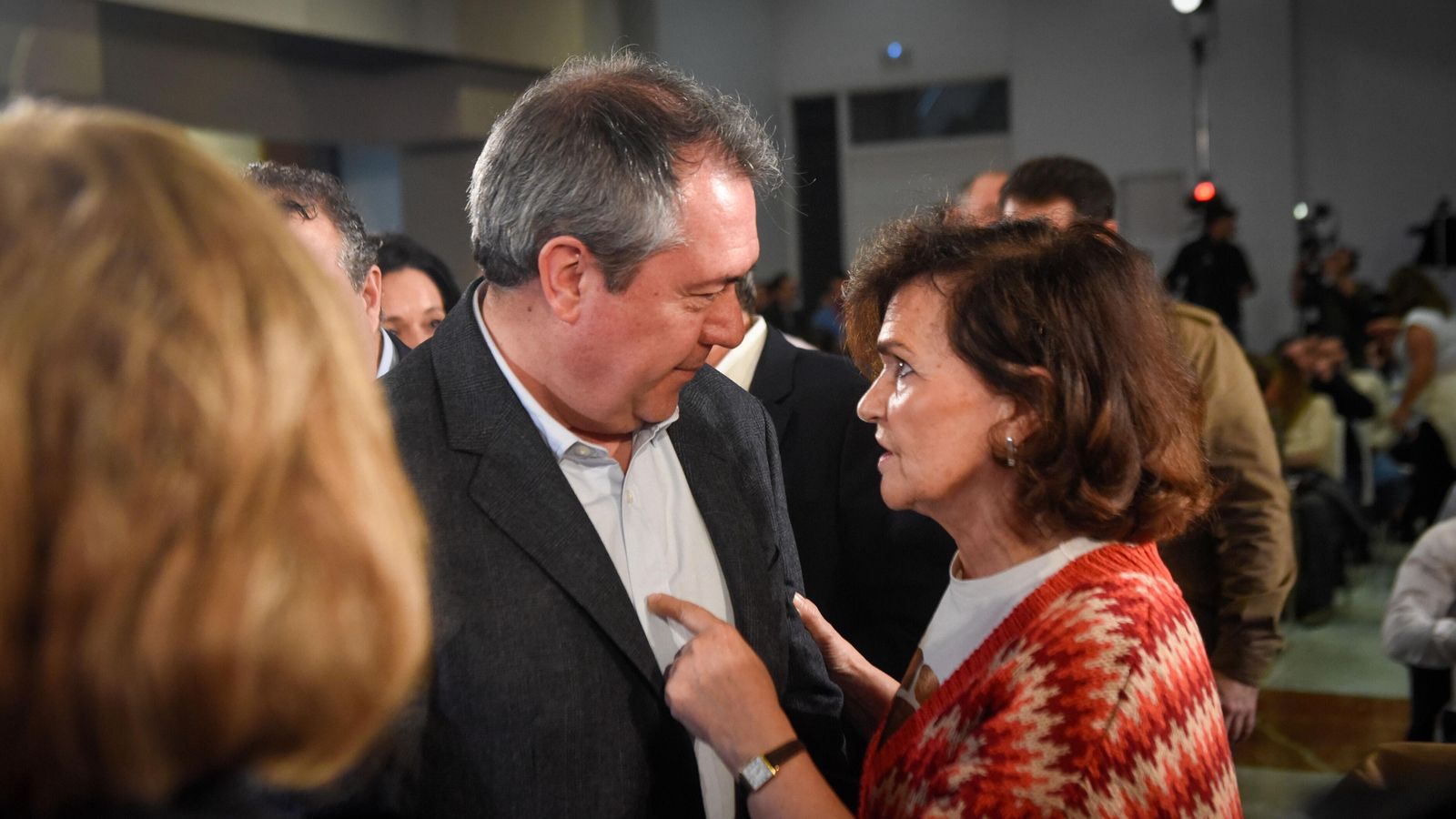 Juan Espadas conversa con Carmen Calvo en el comité director.