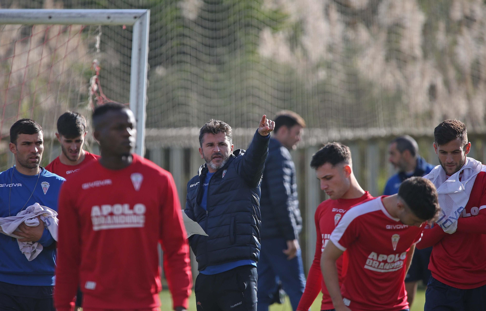 Iván Ania dirige un entrenamiento del Algeciras.