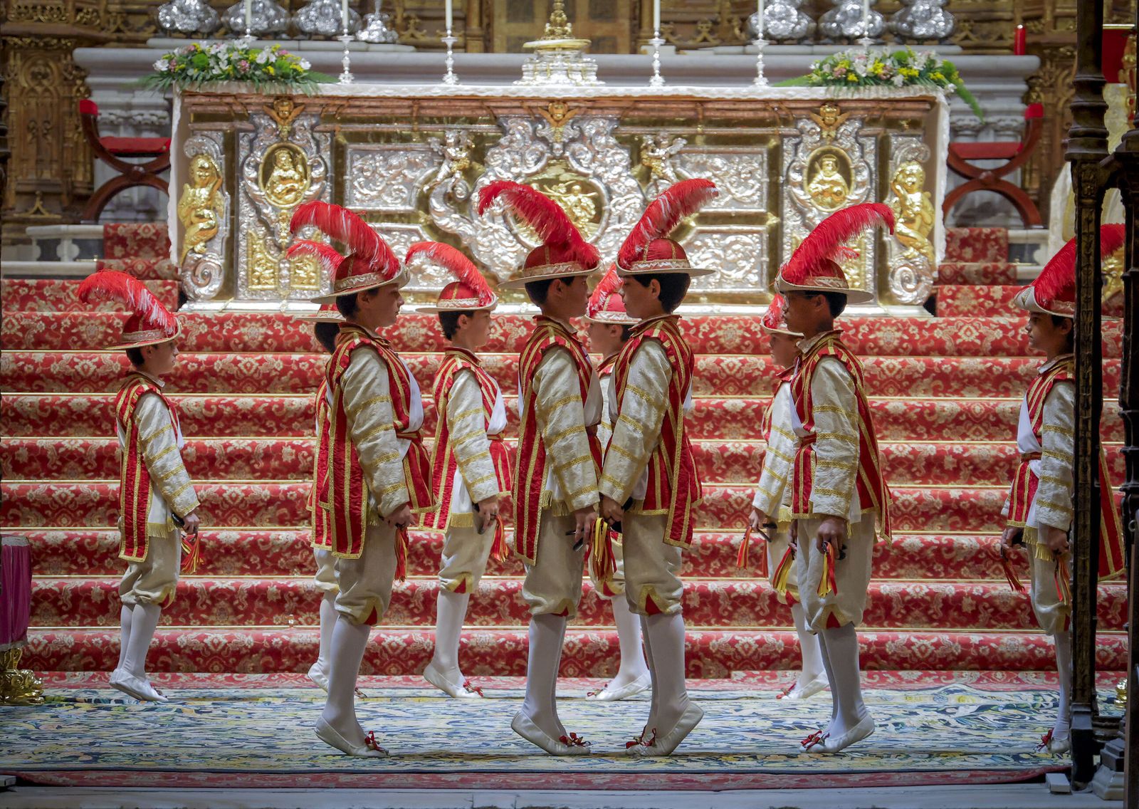 Los seises bailan ante el Santísimo en el Triduo de Carnaval.