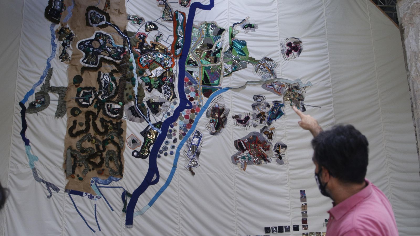 Primer plano del Gran Textil (aún por terminar) del área metropolitana de Sevilla, cuyos lienzos están unidos con cremalleras.