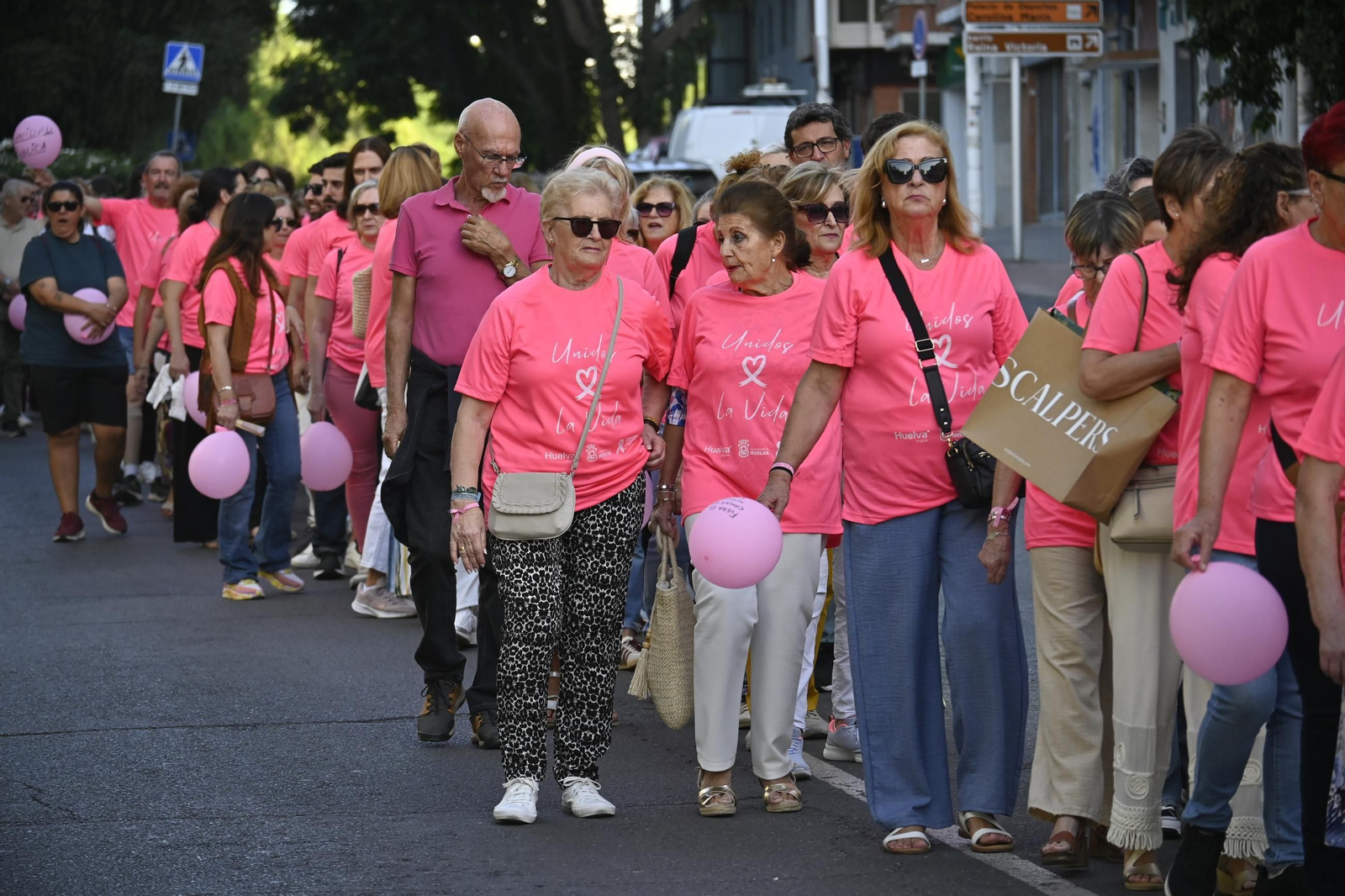 Cadena humana del día internacional del cáncer de mama