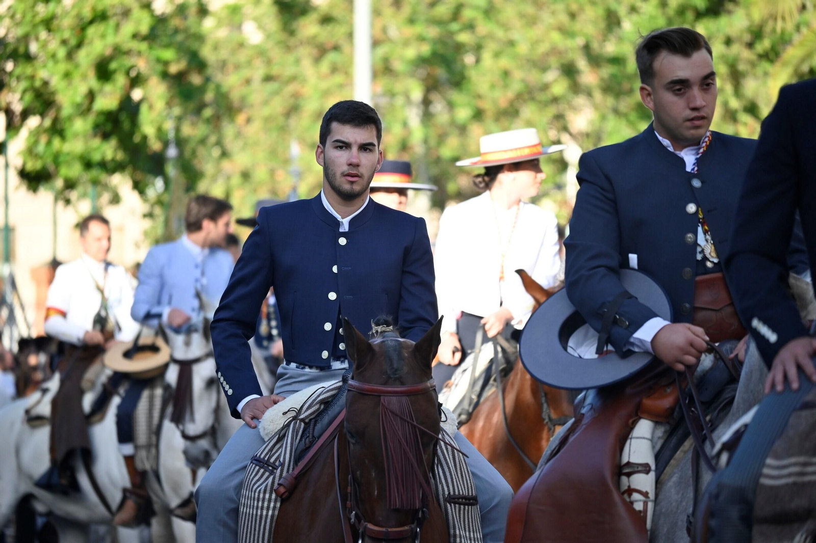 Imágenes de los peregrinos de la Hermandad de Emigrantes en su salida por las calles de Huelva