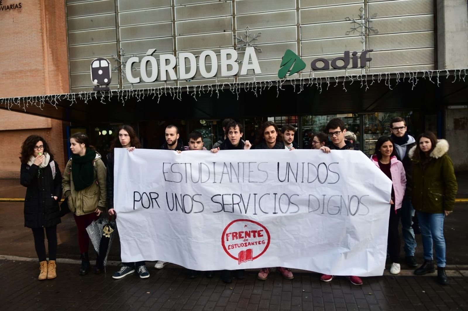 Un momento de la concentración en la entrada de la estación de Renfe