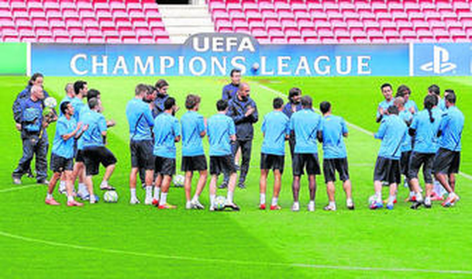 Guardiola reúne a sus jugadores en el centro del campo al iniciarse el último entrenamiento antes del partido.