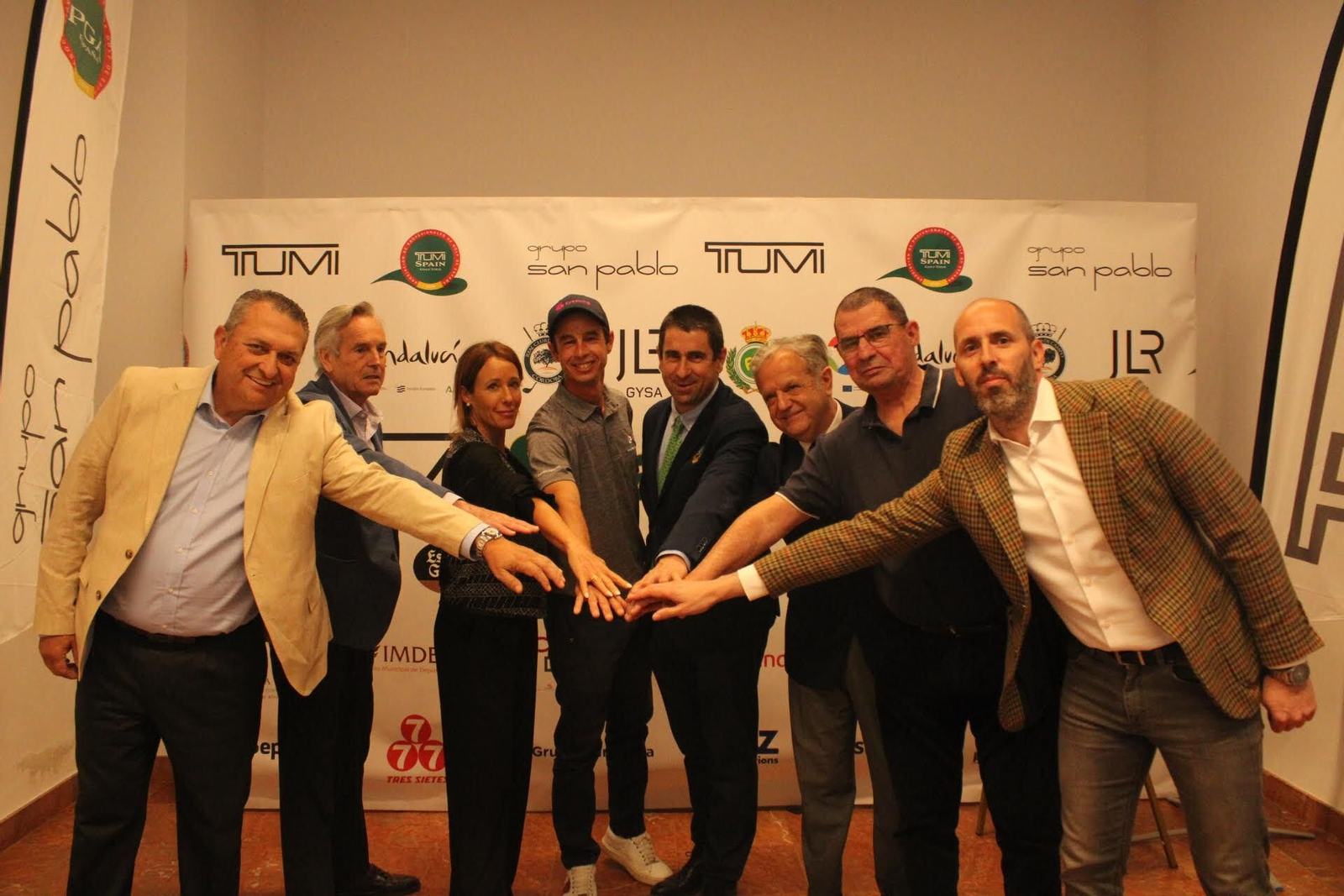 Las autoridades y organizadores, durante la presentación del torneo.