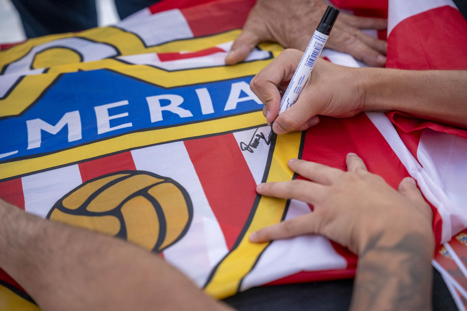 Los jugadores de la UDA Thalys y Andrés firman autógrafos