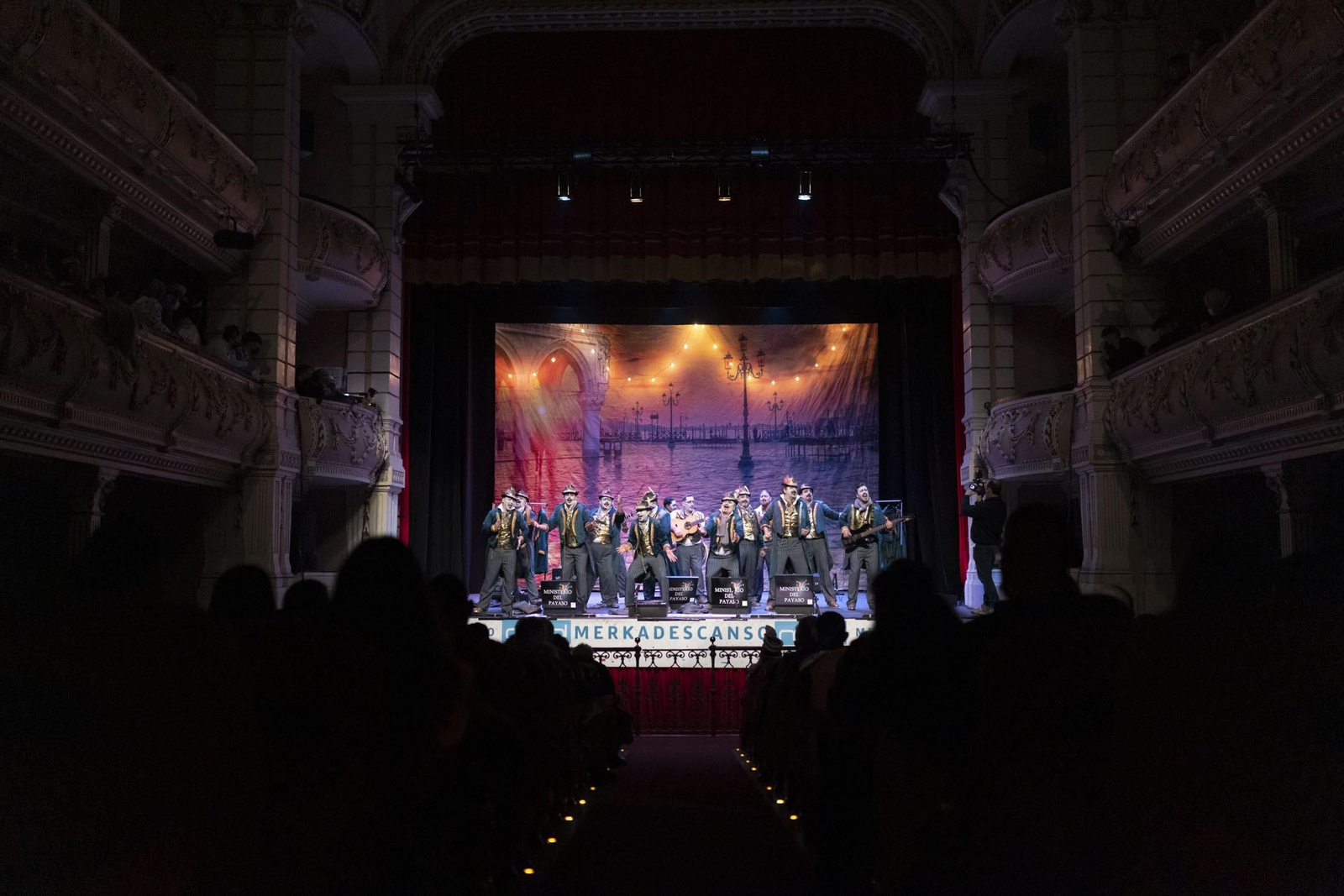 Imágenes de la actuación de la comparsa de Dos Hermanas ‘El teatro’ en el Carnaval Colombino