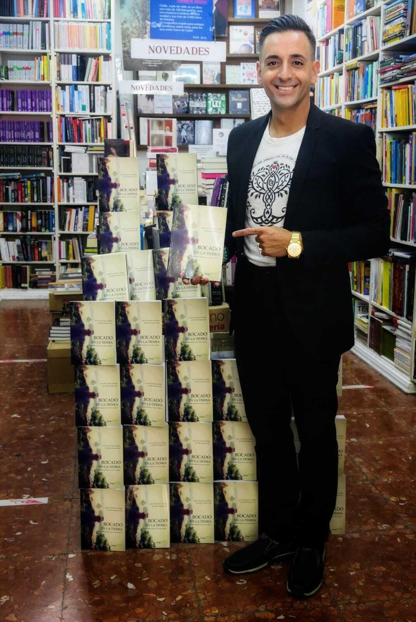 José María Rodríguez, en la librería Manuel de Falla de Cádiz con un ejemplar de 'Bocado en la tierra'.