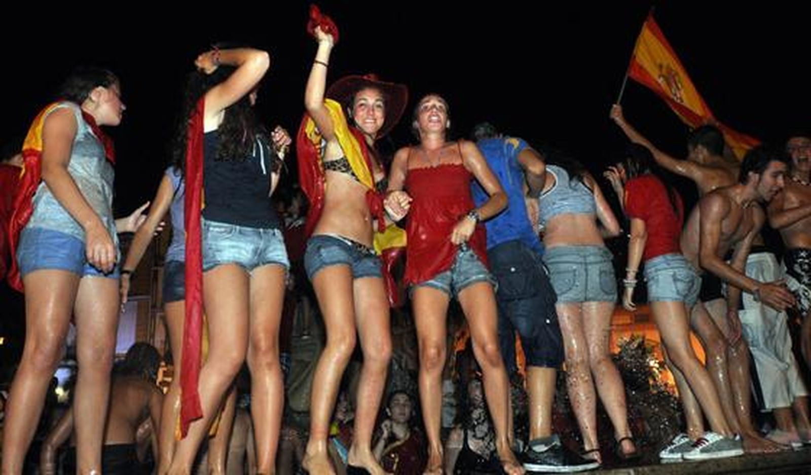 Algunos aficionados se meten a la fuente para celebrar el primer Mundial de España. 

Foto: Manuel Gómez