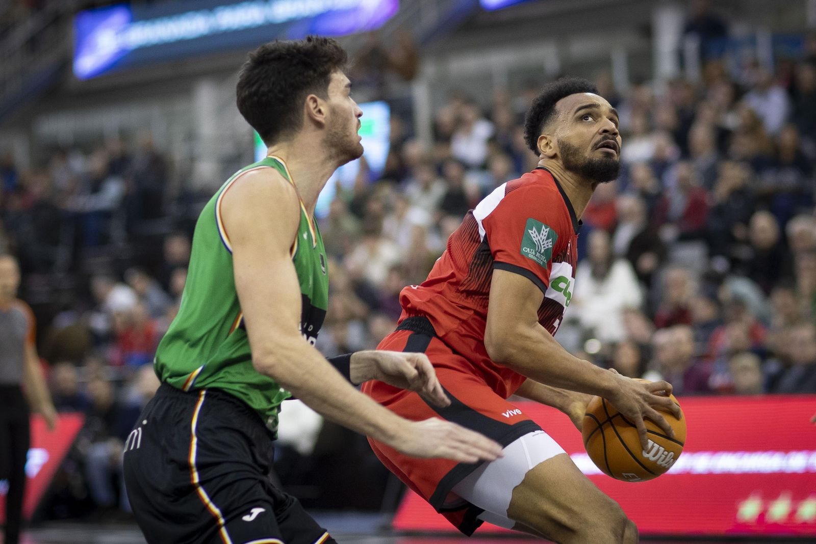 Noua se dispone para anotar en el partido ante el Joventut