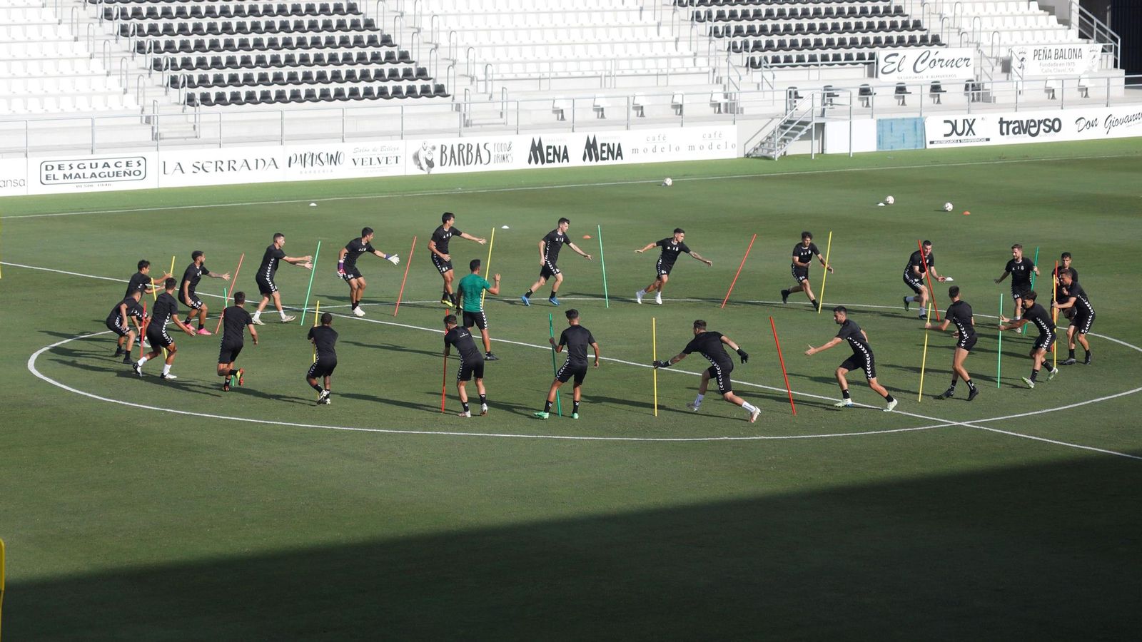Jugadores de la Balona, durante su entrenamiento del jueves en el Ciudad de La Línea