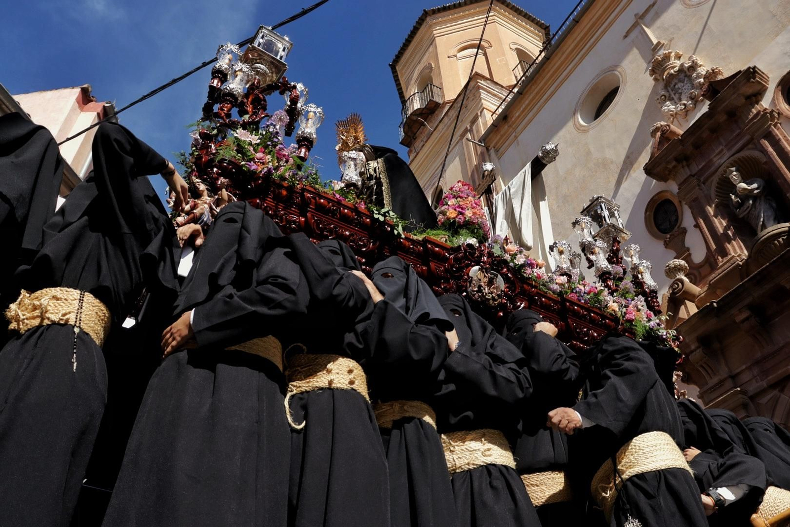 Santa Cruz en el Jueves Santo de Málaga, en imágenes