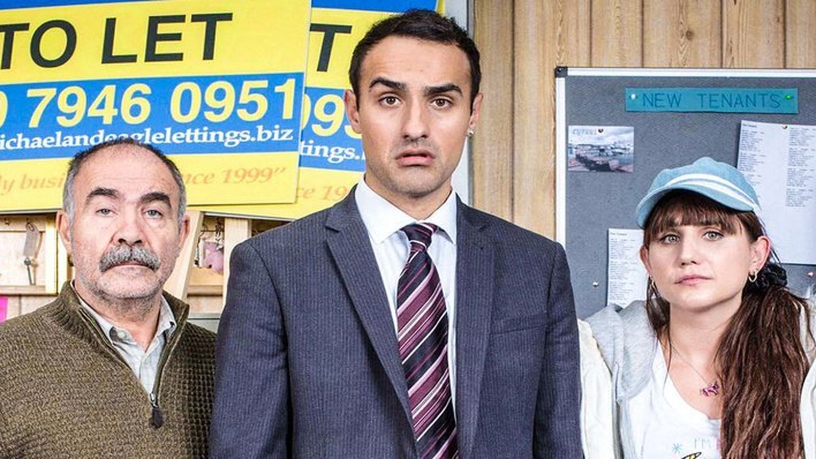 Jamie Demetriou (centro), en 'Stath Lefts Flats'.