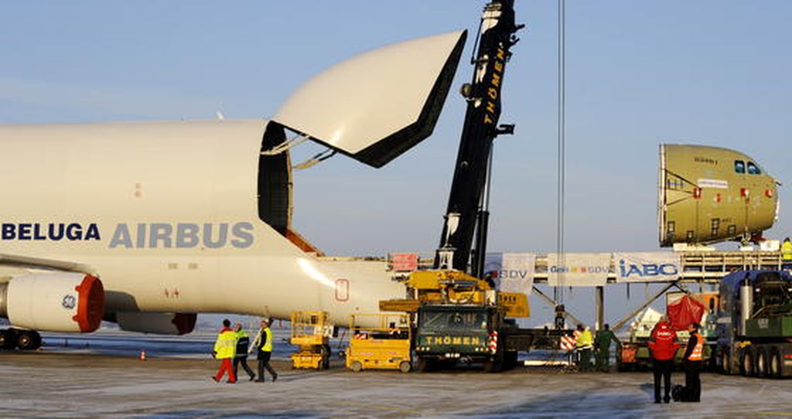 El presidente de EADS, Louis Gallois, acompañado del presidente de Airbus, Thomas Enders y el presidente de la división militar del fabricante europeo de aviones, Domingo Urena-Raso, ha fijado el 31 de enero de 2010 como fecha final para las negociaciones con los gobiernos europeos.

Foto: Agencias/ Jose Ángel García