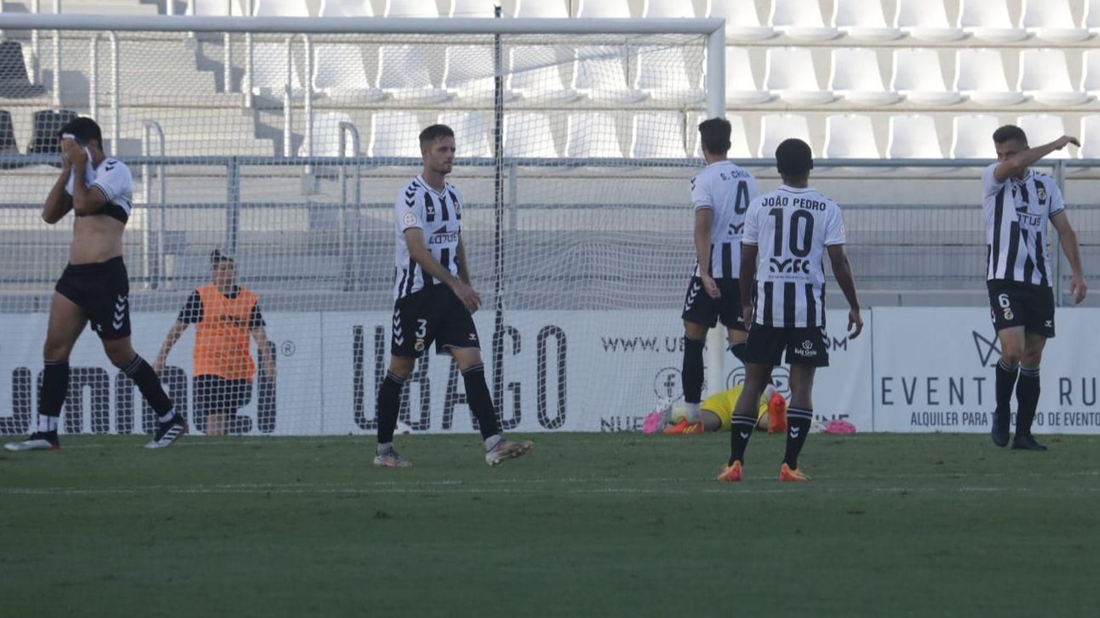 Los jugadores de la Balona expresan su desazón tras encajar el 2-3