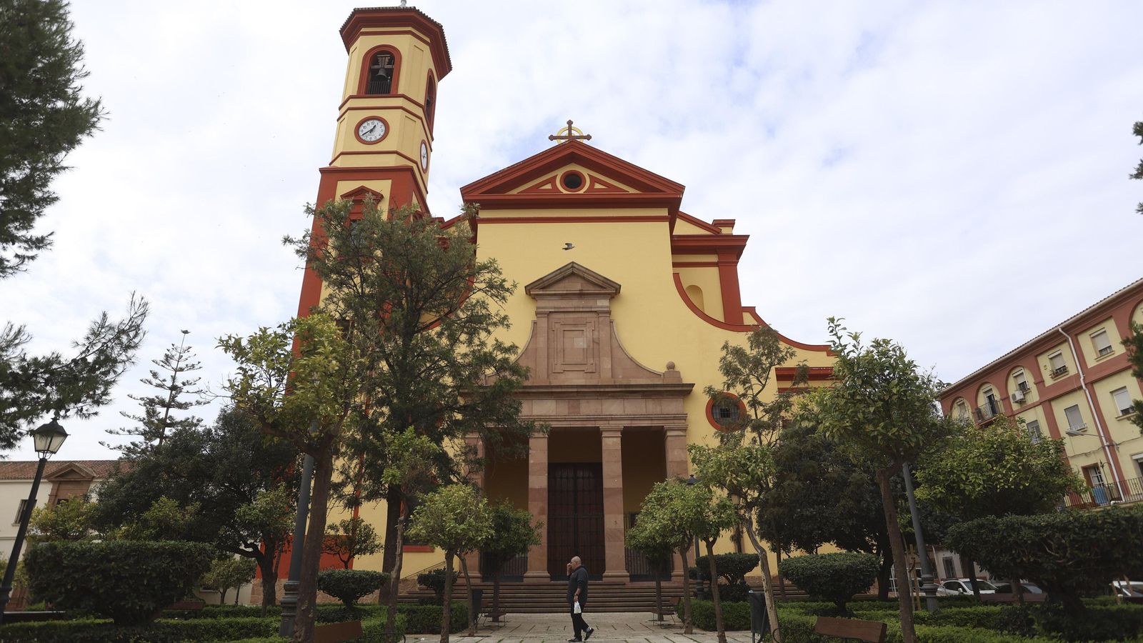 Un transeúnte en la plaza de Pío XII, frente a la iglesia de San José Obrero. Un transeúnte en la plaza de Pío XII, frente a la iglesia de San José Obrero.