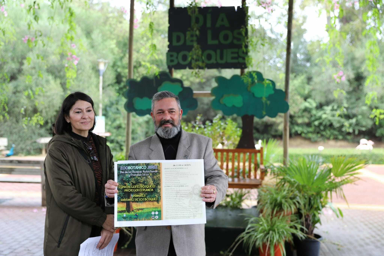 El delegado del Zoo, Rubén Pérez, muestra el cartel de las actividades programadas.