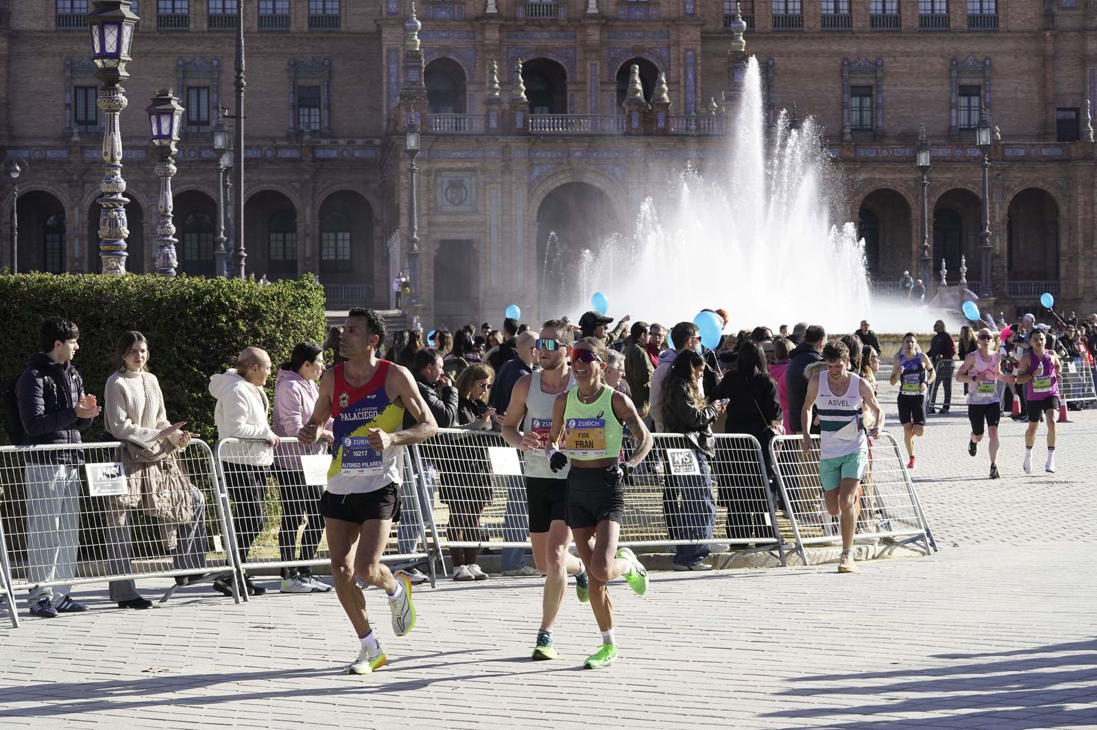 El Zúrich Maraton de Sevilla 2026 en la Plaza de España, galería 1