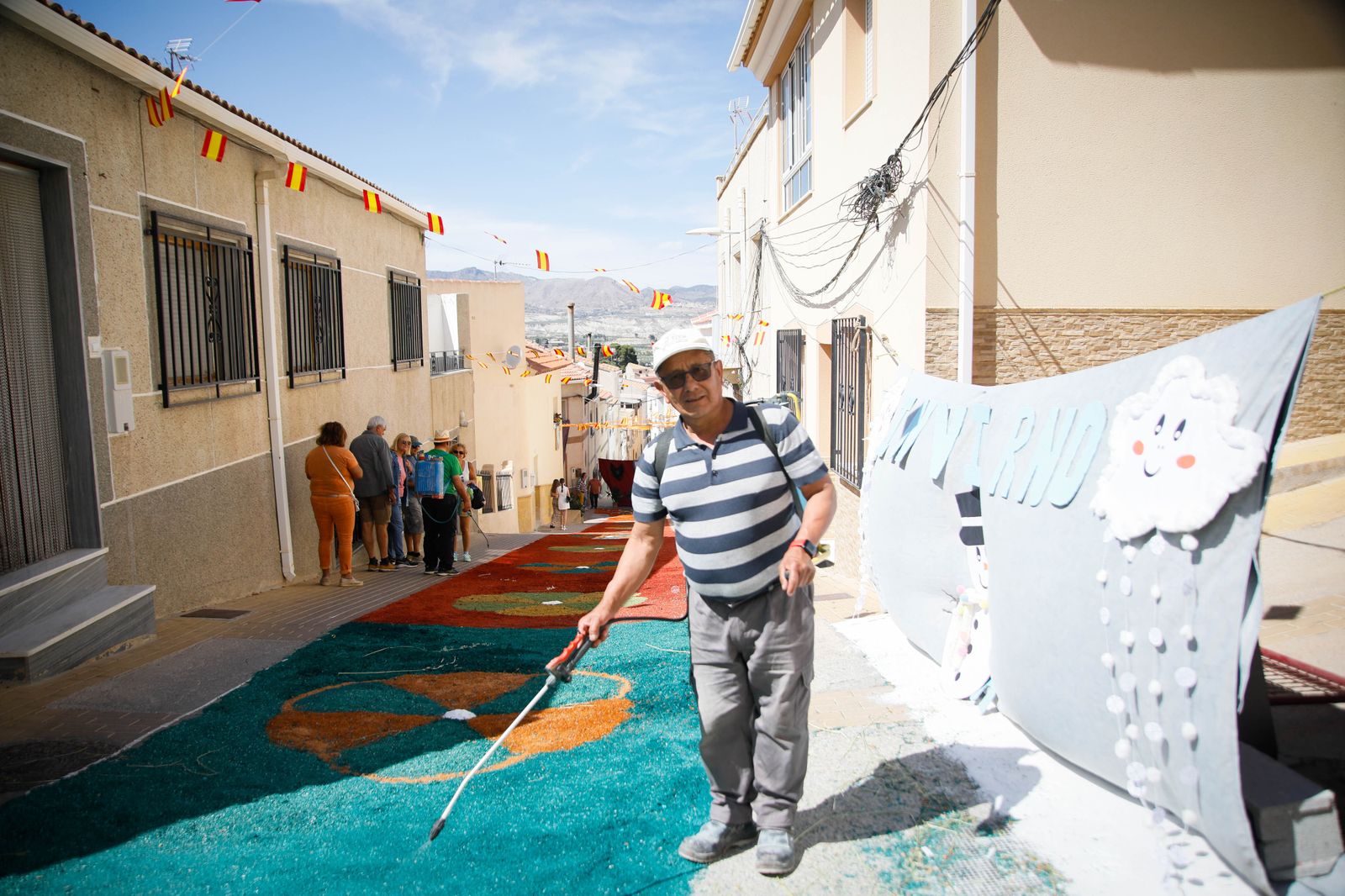 Así es la gran alfombra de serrín para que levite la Virgen de Fátima de Tíjola